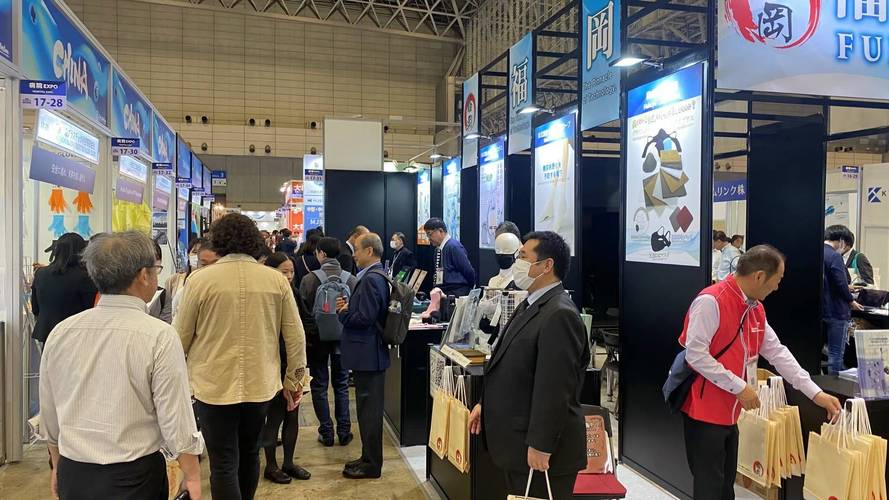 B2B工业展会展位销售向观展者递宣传册场景