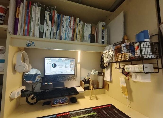 大学宿舍桌面数码产品收纳实拍