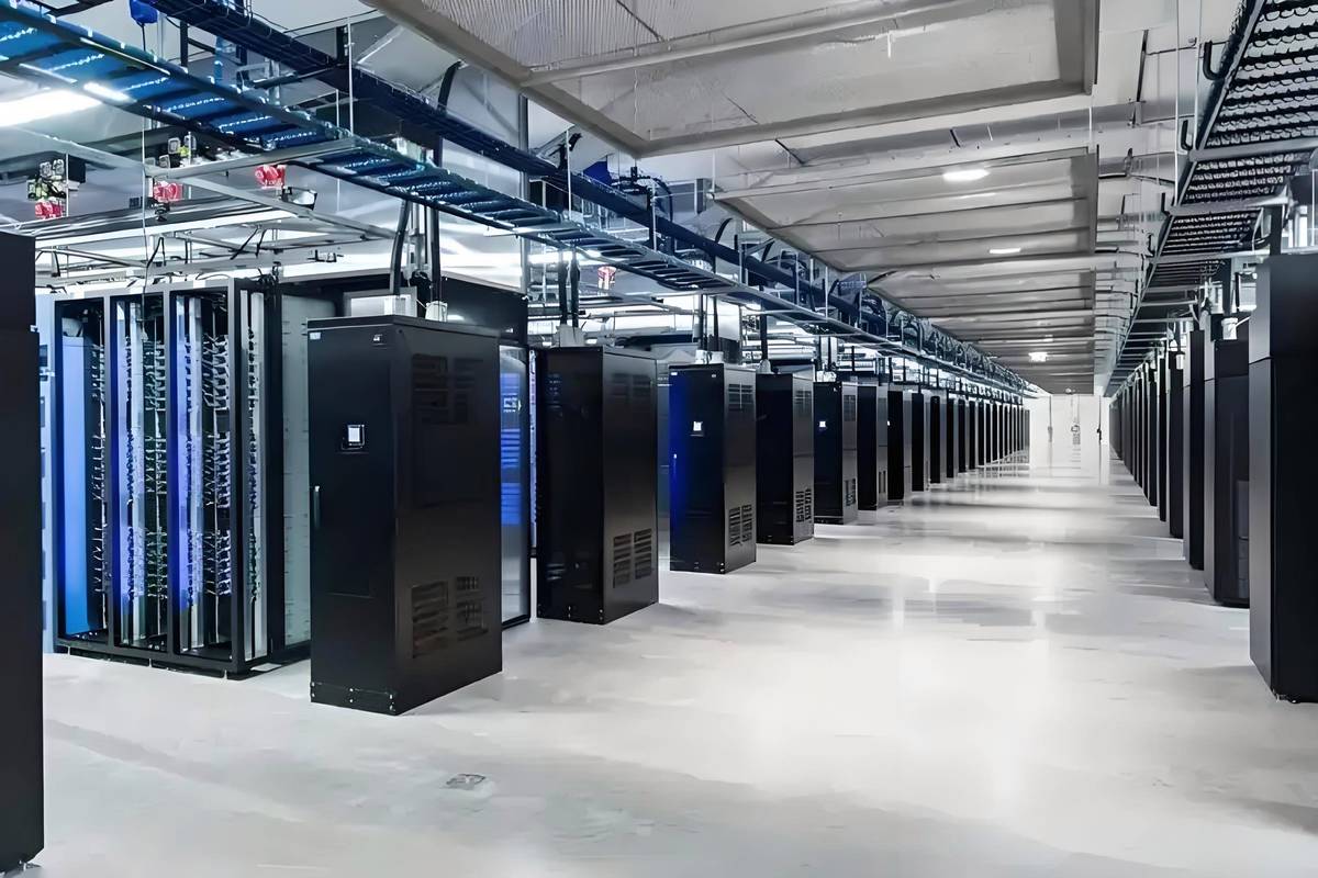 云计算服务器集群数据中心内部实拍图