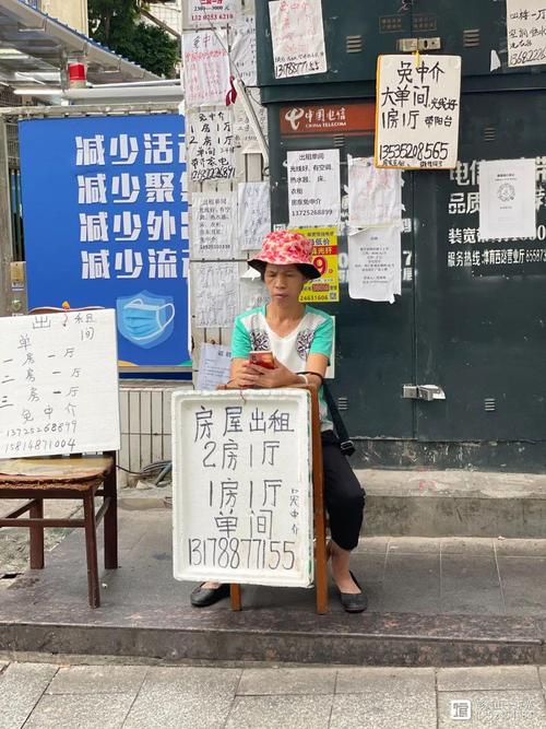 法院门口等候咨询的单亲妈妈