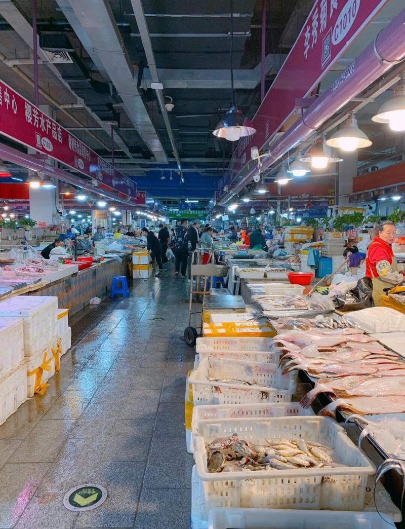 大连菜市场里的海鲜摊位