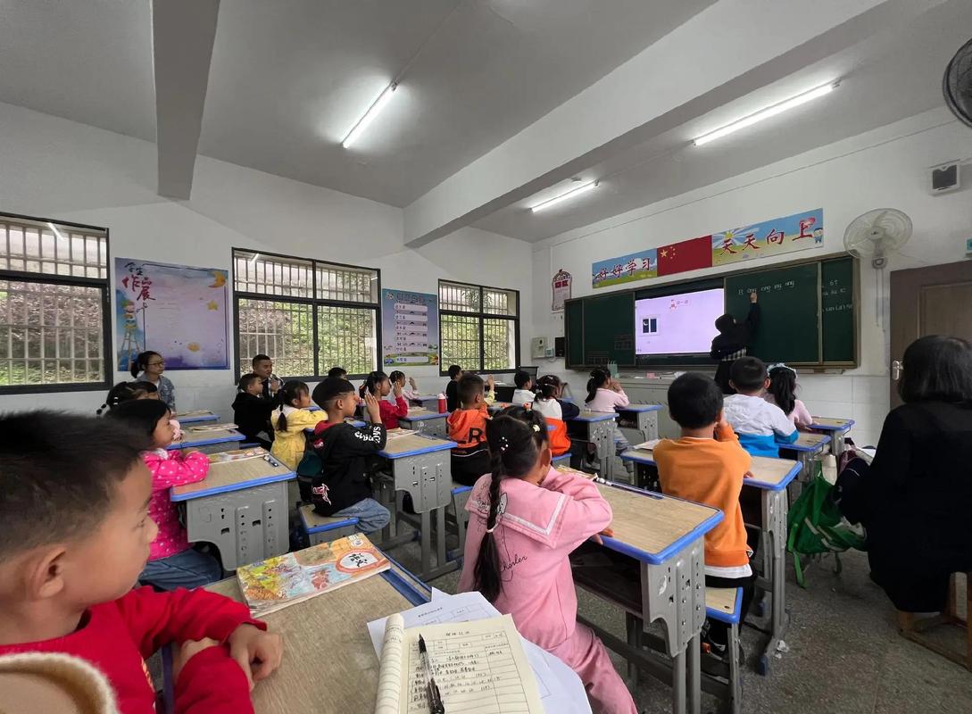 乡村小学开放式课堂提问互动场景