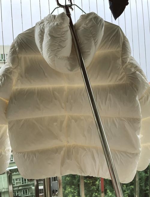 机洗后结块的羽绒被局部特写