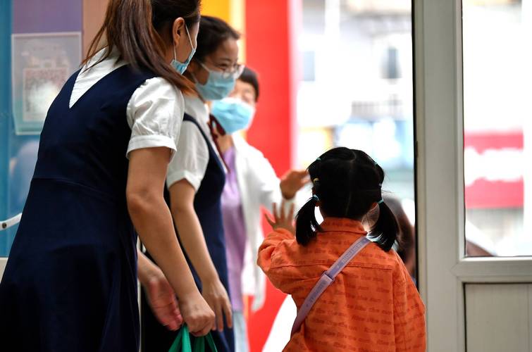家长和宝宝幼儿园门口告别仪式示意图