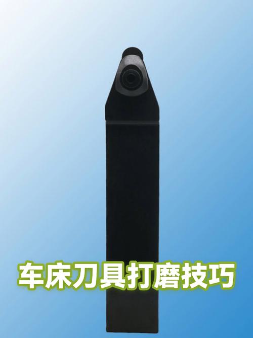 车床刀架上刚拆下的磨损硬质合金车刀