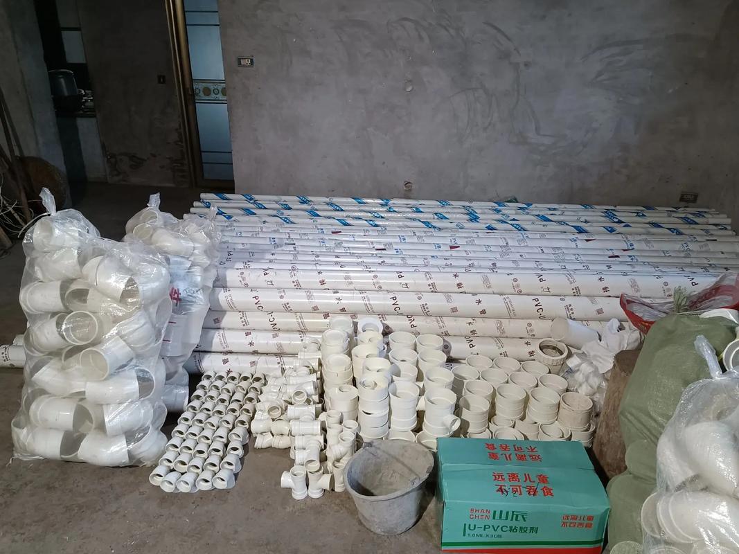 装修工地堆放在地上的杂牌排水管材