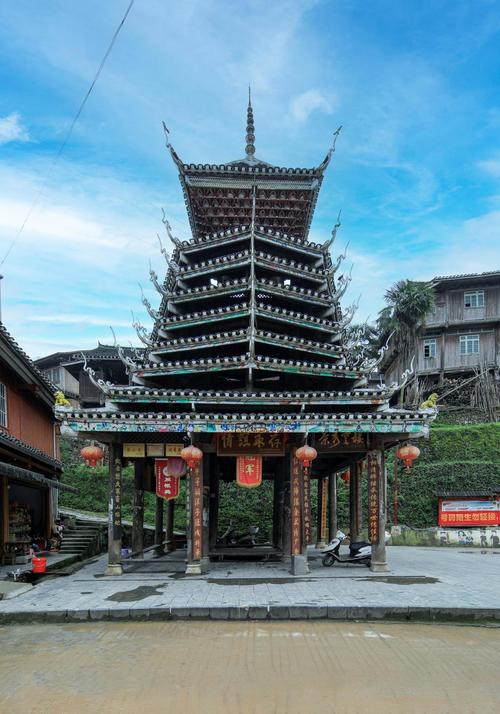 贵州黎平宰荡侗寨稻田边的侗族木质鼓楼
