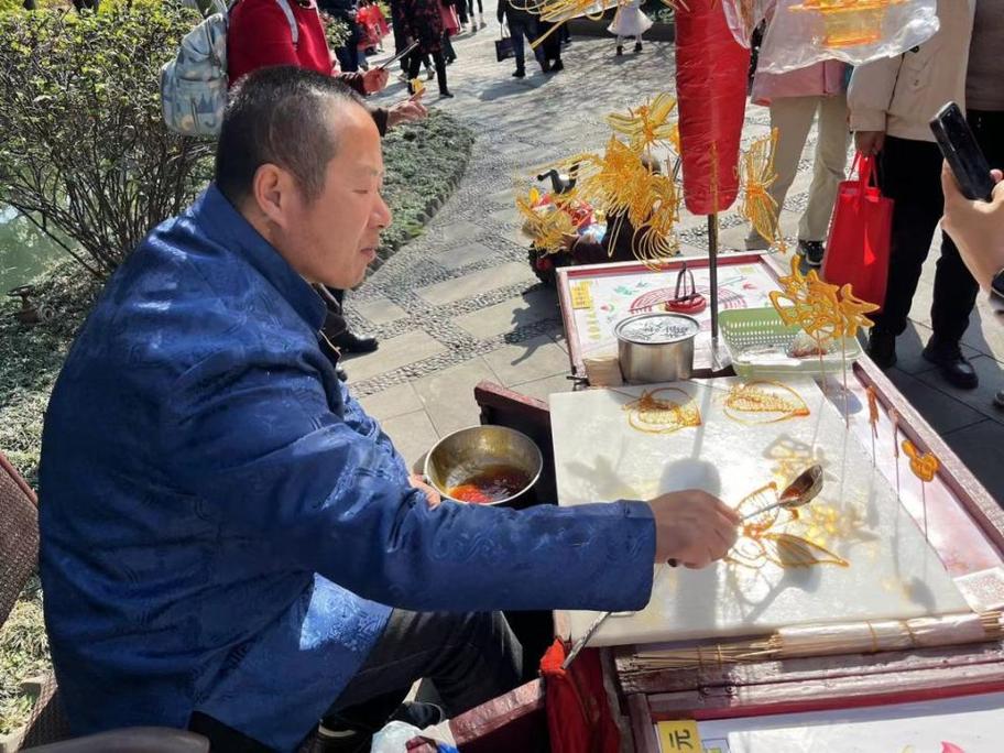 老字号手工糖师傅现场制作场景