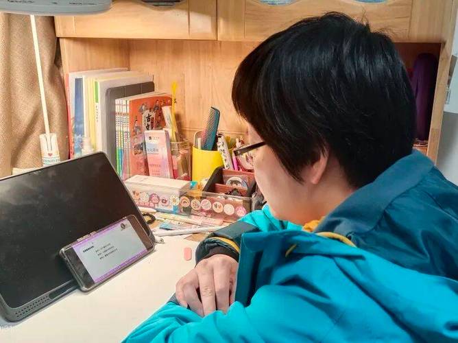 家长和学生围坐客厅,盯着笔记本电脑屏幕上的生涯测评报告,神情困惑