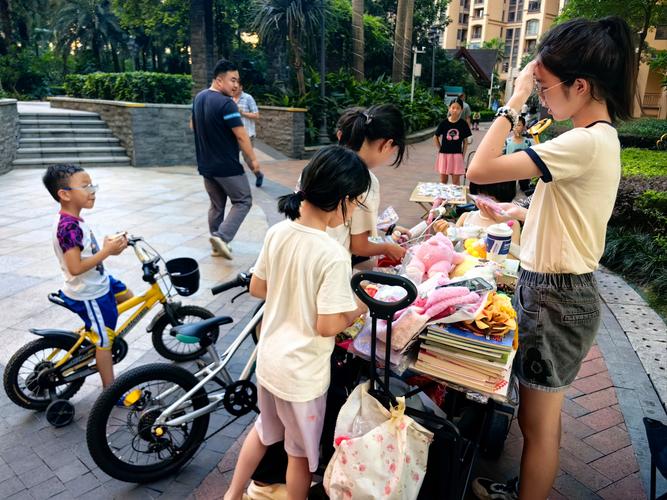 小学阶段母子晚饭后在小区步道散步聊便利店冰棒的日常实拍