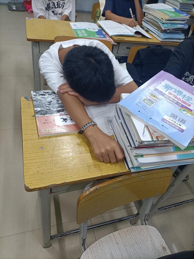 小学教室里密密麻麻的课桌和疲倦的学生
