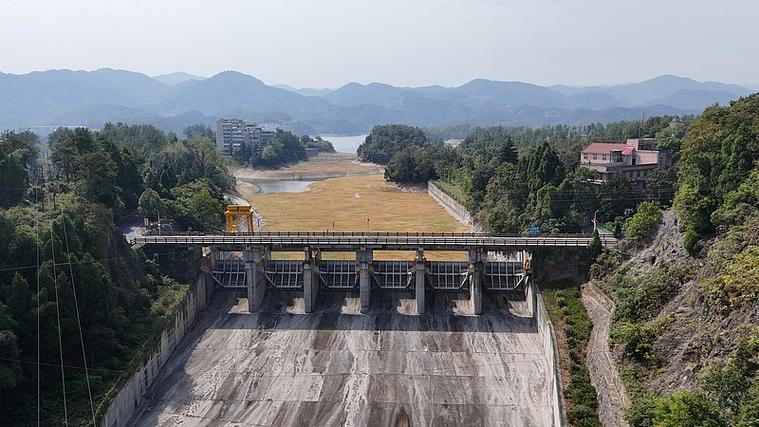 湖北南漳峡门口水库枯水期石基景观