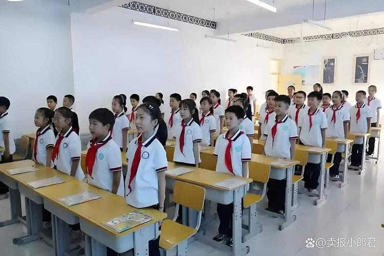 中小学课堂学生起立向老师行礼实拍