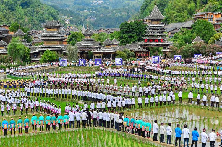 贵州黎平侗寨鼓楼围坐唱大歌的侗族老人