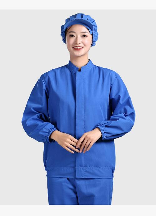 电子厂一线女工更衣室叠放整齐的长袖工服