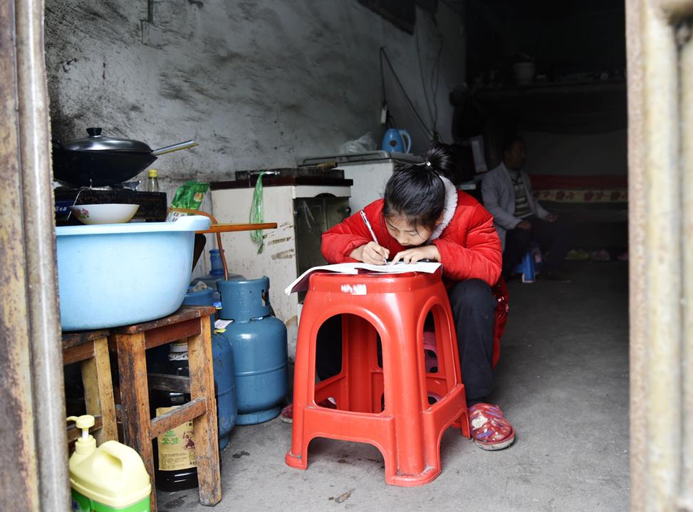 工业产业园周边留守儿童临时工棚写作业场景