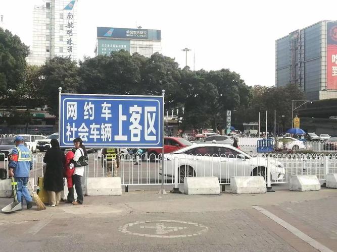 街头网约车停靠上下客场景图