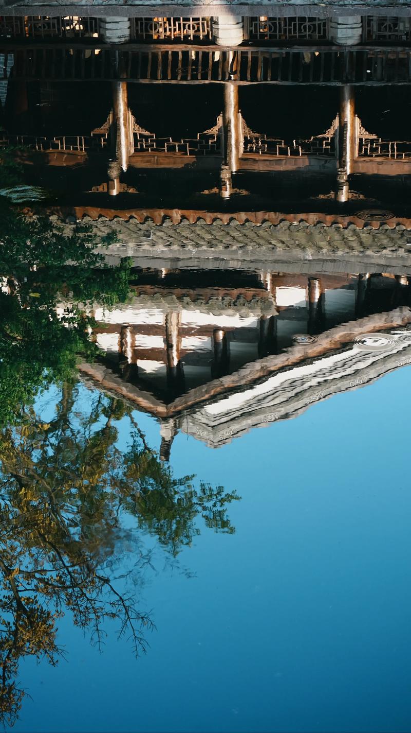 摄影师在水边拍摄建筑倒影