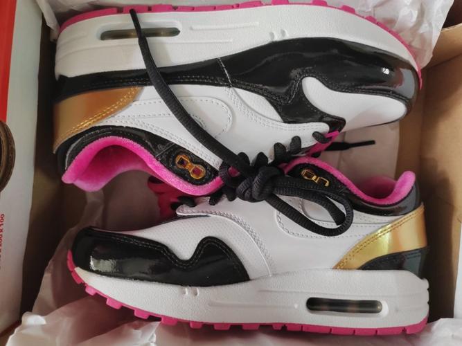 球鞋爱好者盯着手机 SNKRS 未中签页面 沮丧表情