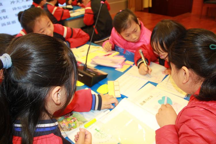 小学生小组讨论一笔画教育游戏的课堂实拍