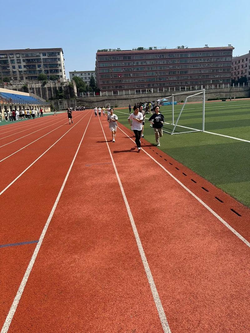 中考体育考试800米耐力跑场景学生冲刺