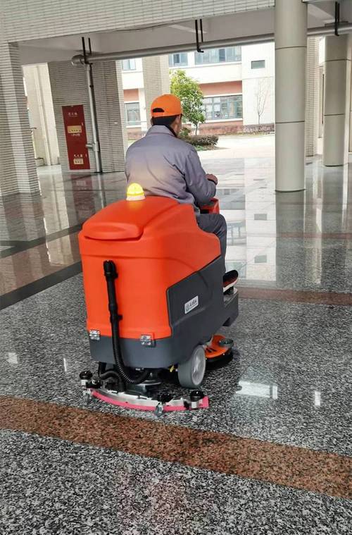 工厂车间驾驶式工业扫地机作业图