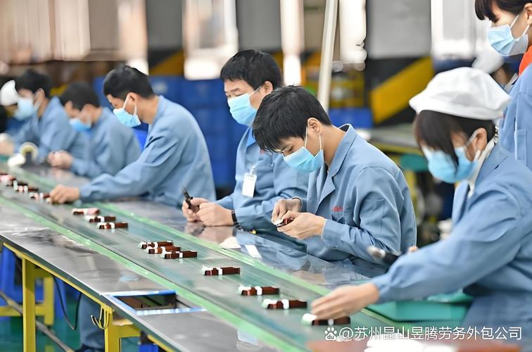 劳务派遣工在工厂门口与HR沟通的实拍