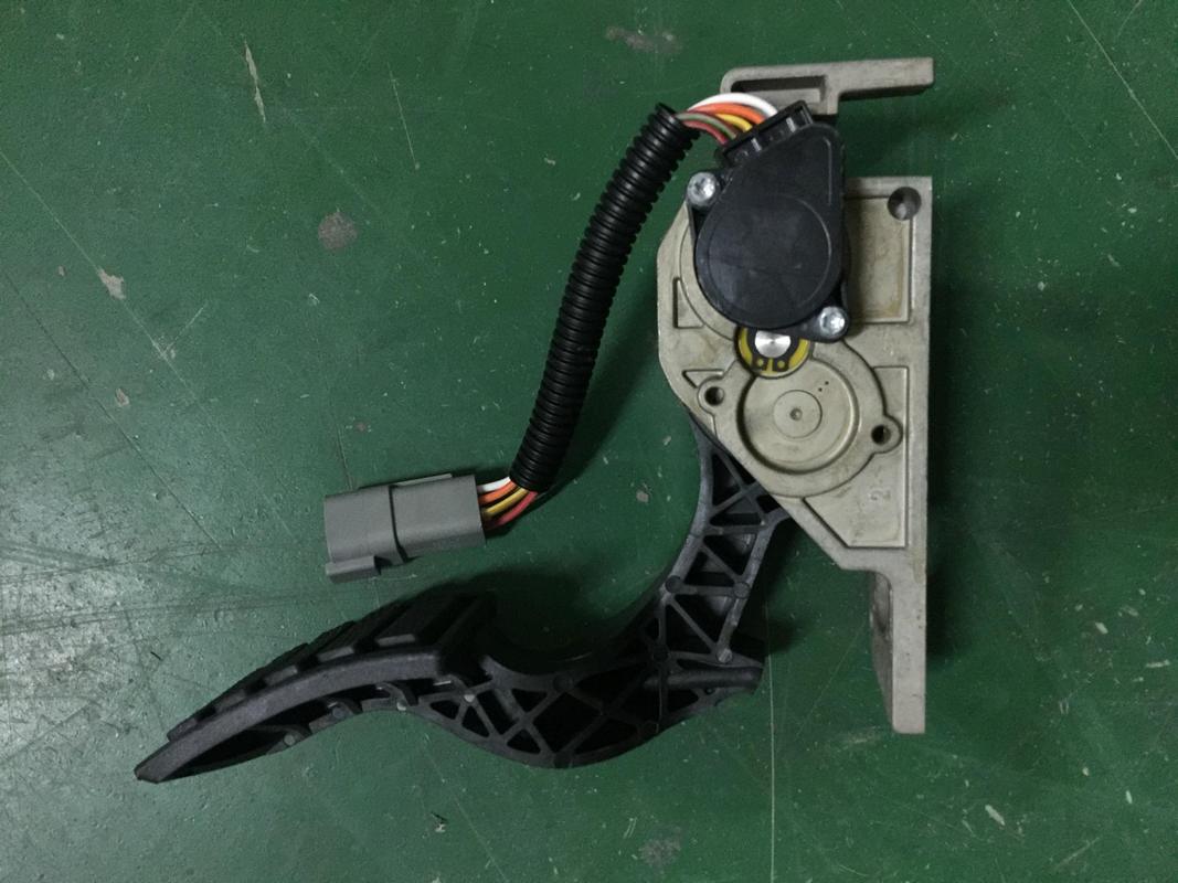 汽车油门踏板位置传感器实车安装图