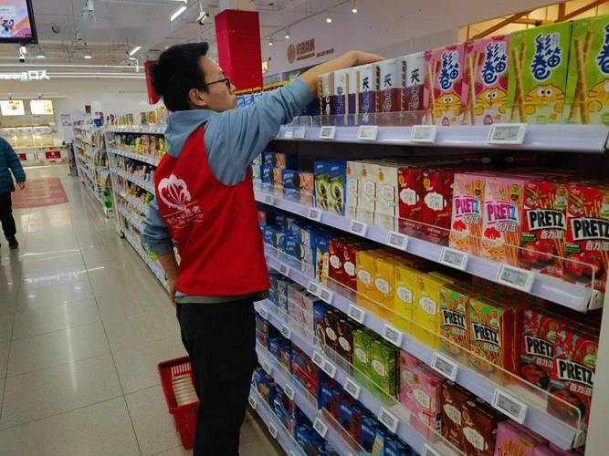 快消品经销商业务员上门给社区便利店调整货架陈列现场