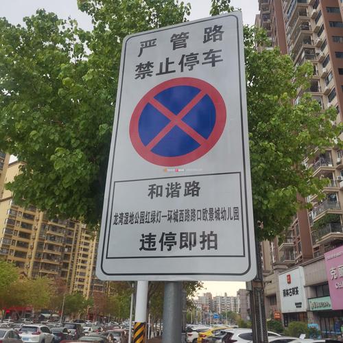 对抗样本干扰停车标志示意图