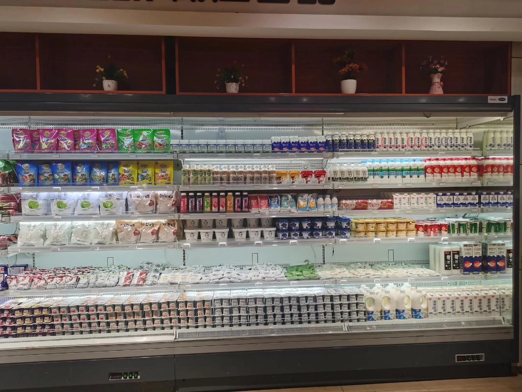 超市冷柜多种牛奶品牌对比实拍