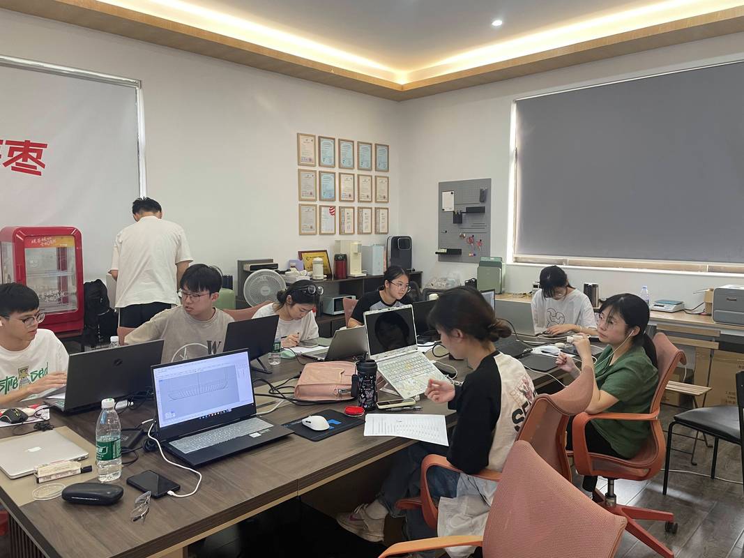 大学生在小型创业公司实习真实的办公环境