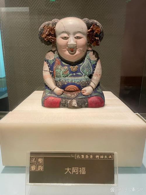 无锡惠山老铺玻璃柜陈列的传统惠山泥人大阿福