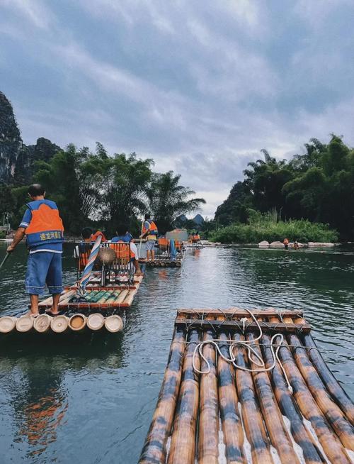 桂林杨堤码头漓江竹筏排队场景