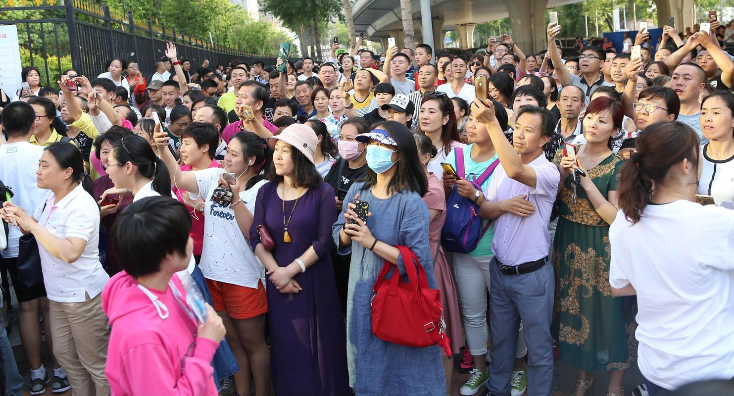 高考生家庭因定向培养志愿争吵激动场面