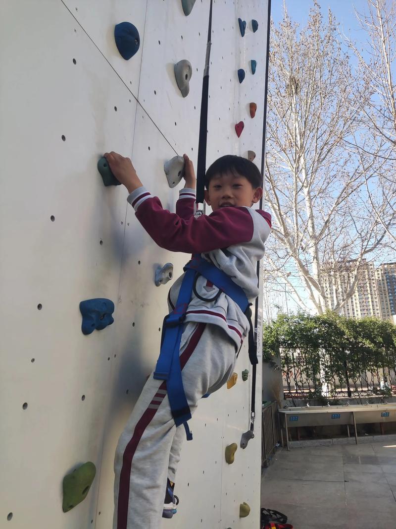 小学生快乐参与体育选修课攀岩墙