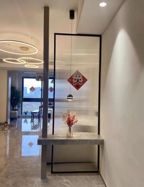 小户型玄关玻璃花瓶隔断摆放效果图
