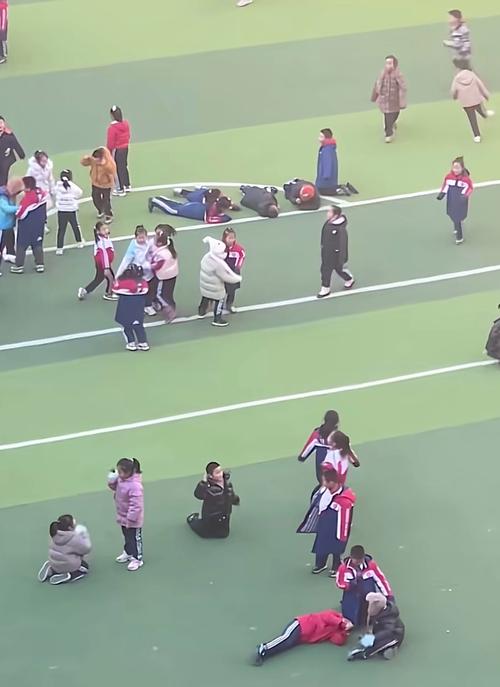 小学操场儿童摔倒家长站立场景
