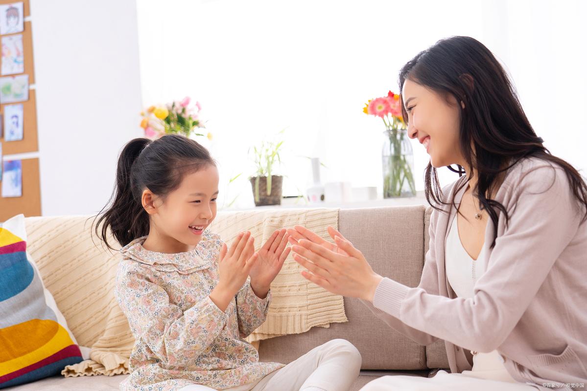 妈妈温柔地握着孩子的手进行亲子沟通