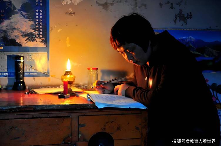 支教老师在昏暗灯光下给留守儿童辅导作业