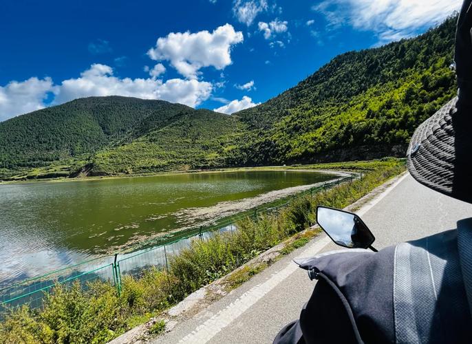 香格里拉纳帕海草甸骑行公路