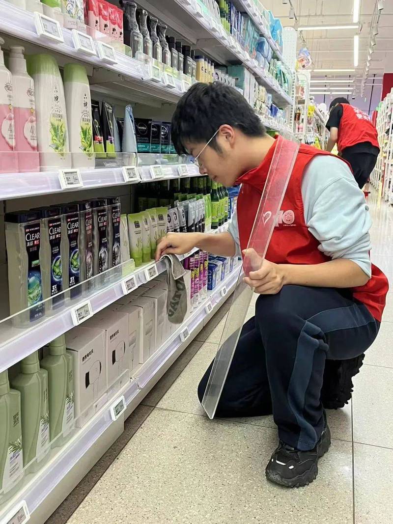 快消品经销商给社区小店理货的日常场景