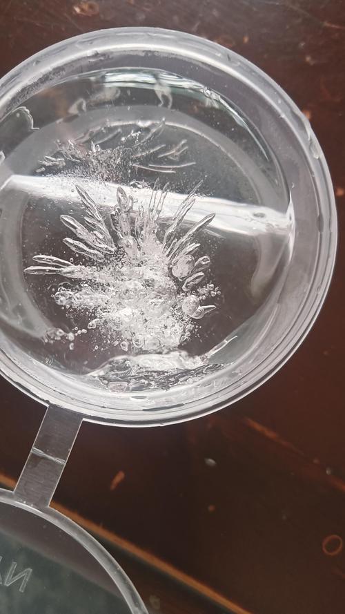 冰箱冷冻层取出玻璃片冰花儿童观察特写