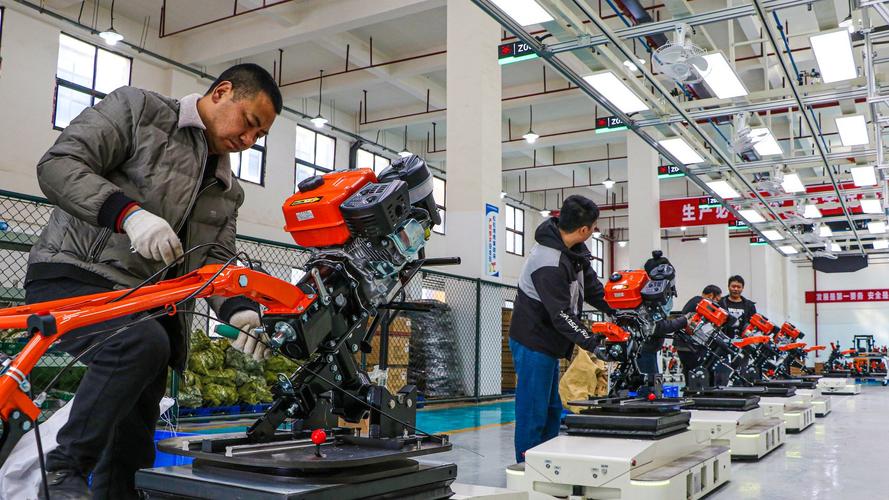 机械加工车间工人核对生产图纸实景