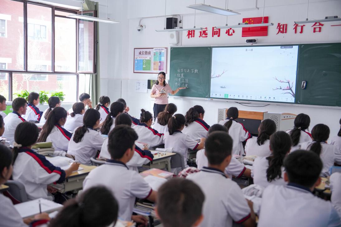初中班主任在开学第一课上和学生互动的真实课堂场景