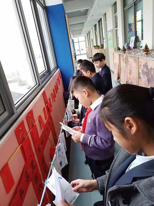 初中学生期末补做档案袋评价材料的走廊场景