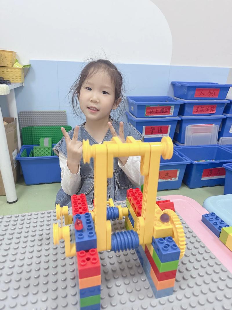 儿童在机器人课堂上专注搭建乐高模型