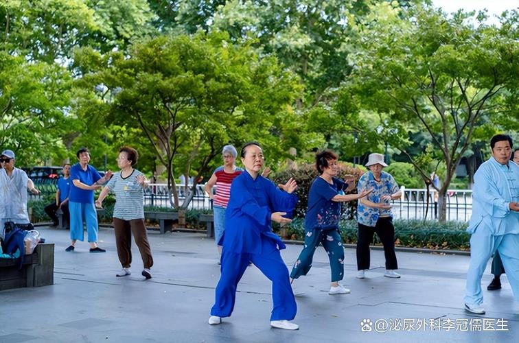 郑州商代城墙根老人打太极拳