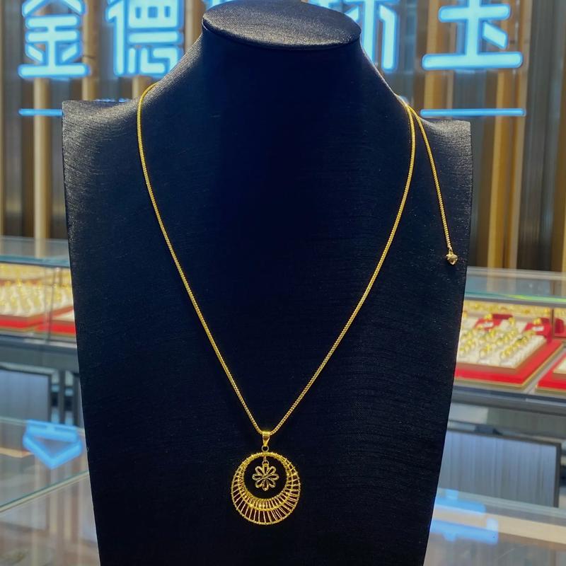 女性极细黄金项链搭配黑色高领毛衣