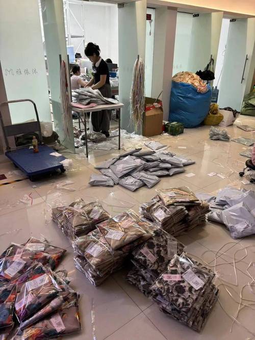 直播带货仓库堆积如山的退货包裹和筋膜枪